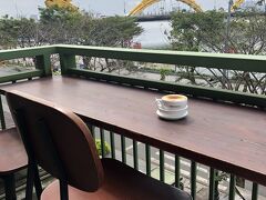 旅の最後にハンコーヒーという川沿いのカフェでベトナム名物のエッグコーヒーを頂きました。フォーム部分が卵のフォームになっており、面白い食感でした。