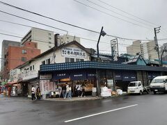 朝食を食べた二条市場。

市場の中で、海鮮丼を食べるお店を探しました。