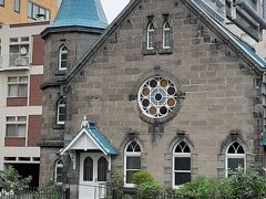 創成川通り沿いの美しい洋風建築は、札幌教会です。
