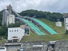 食後は行ってみたかったジャンプ台へ。
私が初めて白馬に来た時は長野オリンピック前でまだジャンプ台を作っているころでした。
あれから25年…時がたつのは早いものです。