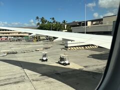 何の説明もなく？だらけでいると、機内で発熱者が出たため検疫官を待っていると。やっと着陸しても30分近く機内待機。羽田空港を旅立った時の到着予定時刻は9時半でしたが、結局飛行機から降りられたのは10時15分頃でした。その後入国審査も30分くらいかかり、そんなに待ったんだから、手荷物はもう出てきてるかと思ったら、まだターンテーブルも回っておらず、ここでも30分近く時間がかかりました。
ちなみに入国審査でいろいろ質問されるかと思ったら、何しに来たの？何日滞在？滞在先は？ハワイは何回目？ぐらいしか聞かれませんでした。指紋を取るのも夫の分だけで私、コロ助は無しでした。