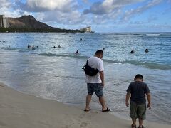 マッサージの終わった夫と合流して夕飯を買いに、その前にワイキキビーチへ。
コロ助に濡らしちゃダメだって言ってるのに、海に入りパンツはびしょ濡れに。