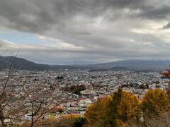 ★目的地④「新倉山浅間公園」

昼食後、新倉山浅間公園へ。富士山が見えるスポットとして有名だが、不運にも雲が多く、富士山は全く見えなかった。