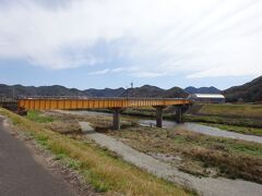 駅を出て数分で鉄橋に到着。これも廃線跡を利用したもの。黄色に塗られているのがインスタ映え。