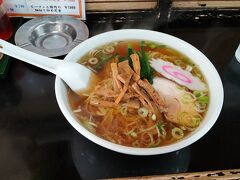 駅前の商店街にあるラーメン屋で昼食。