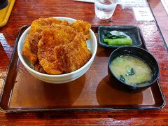 夕食：もち豚カツ丼（天地豊作）
雪国館での見学を終え、徒歩で越後湯沢駅へ。駅ビルに入居している店で夕食。