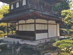 バスを使って、銀閣寺に行きました。銀閣寺は正式名称が東山慈照寺といい、室町幕府八代将軍の足利義政によって造営されました。名の由来は江戸時代に金閣寺に対し、銀閣寺と称せられることとなったとされています。（銀閣寺参照）慈照寺の慈照は義政の法号である慈照院であります。1994年（平成6年）には応仁の乱で焼け落ち荒廃していたところを、生涯をかけて美を追求したなどの歴史的価値を高く評価され 、「古都京都の文化財」として世界遺産 に登録されました。（よっか参照）