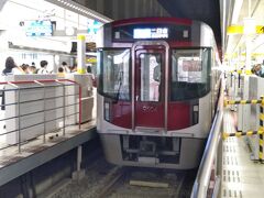 西鉄に乗って1時間ほどで天神に到着です。
九州一の繁華街を擁する駅だけあって大勢の人が行き交います。

ホテルは博多駅新幹線口前なので地下鉄で移動します。
