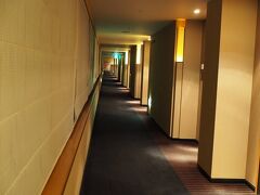 本日の宿は、廊下が長いホテルグランヴィア京都
