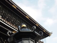 少しは京都で旅っぽいこともしておかなきゃ、とお東さんへ。

京都タワー側のホテルに泊まった時は、東本願寺。
八条口側に泊まった時は、東寺が朝の散歩コース。
どちらも開門が早い。

https://www.higashihonganji.or.jp/

ついでだが、東寺の正式名称は教王護国寺。
真言宗の総本山である。

泊ったホテルによって宗旨替えしているようなものだが、まあよろしかろう。

