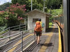 為栗（してぐり）駅で観光客らしき人が2名下車しました。