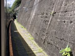 田本駅、本当に駅の周りには民家も無ければ、車の入れる道もありません。