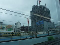 ●車内から＠特急 あずさ13号

10:04。
JR/中野駅を通過です。
この後、徐々に雨がひどくなっていきました。
