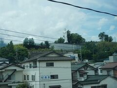 ●車内から＠特急 あずさ13号

11:49。
お弁当を楽しんでいると、韮崎の平和観音さん…！
JR/韮崎駅通過です。