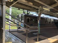 辰野駅には127系電車が、以前123系ミニエコー（クモユニ魔改造車）が走っていましたが現在はJR東はこれに代わってますね。