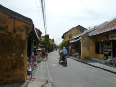 観光用にシクロが走っています。街の風景にあってますね。