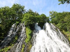 二筋に分かれているところから別名「双美の滝」とも。
雪解けの水量が豊富な5，6月が一番の見頃らしい。