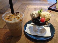 お店「キャラバンコーヒースタンド」の店内です。
本格的なキャラバンコーヒーを味わう目的でしたが、美味しそうな見本を見て気が変わり、
冷たいコーヒーフロートとコーヒーゼリーのパフェを注文。冷たくて美味しい。