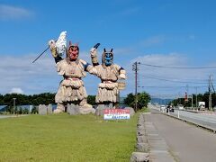 8月5日（金）
秋田駅から50km程の男鹿半島のなまはげ館に向かいます。（1時間）
男鹿市に入った男鹿総合観光案内所で、高さ15m程の巨大なナマハゲが出迎えてくれます。
ナマハゲは、その集落により角あり角なし等の特徴があるそうです。