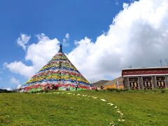 つづいてチベット文化圏の日月山に向かった。
かつてはここが中国とチベットの境目だったとか。
草原に映える青空とカラフルなタルチョが美しい。