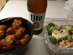 昼間のうちに買っておいたお惣菜で、遅めの夕飯です。
勝った日のビールはうまい！

明日は、ラスベガスに向かいます。
その３に続きます。