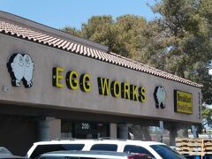 今日の朝食は、個人的に定番のお店、egg works。