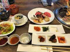 炭火焼レストラン「琉華」海鮮、石垣牛コース6000円。窓からは海が見える良い席だった。
コロナ蔓延しているので、ホテルからは出ない。居酒屋は危険かも？