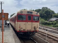 キハの始発は大多喜駅。多くの方が乗りに来ていました。
キハ28 2346は1964年製造。実家の方を走っていたと知り、より親しみが沸きました。