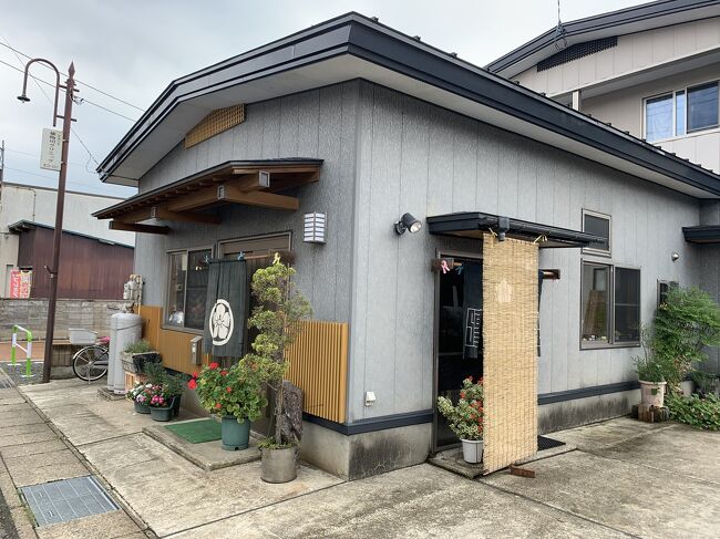 さっき、なをこそばで、冷がけそばを食べたばかりだが、量が普通だったから、300m先に移動。<br />店の名前が出てないが、滝沢食堂だ