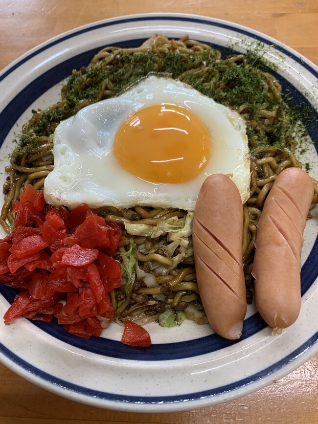 「お皿の中が野球場」<br />焼きそばのトッピングを野球場にあるものに例え、目玉焼きをベース、ウィンナーソーセージをバット、青のりを芝生、福神漬けを観客席に見立てている。