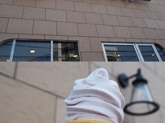 ＜クランベリー 本店＞
スイートポテトで有名なお店だけど食後にはソフトクリームが食べたい。
読谷ソフトミニ（110円）を注文。
何故、ここで沖縄の読谷なのか？
さっぱりしたアイスでエネルギーチャージ～