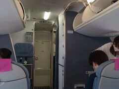 今回の旅は神戸空港から青森空港への直行便を利用しました。
小型機なので目の前が操縦室です。