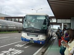 青森空港から青森市内へはJR空港バスで３０分
７５０円
