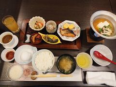 ＜２日目＞

夕食と同じお食事処にて。
朝食らしい和食です。
左側にある飲み物や卵、とろろ等はセルフになっていて、
好きなものを頂けるようになっています。