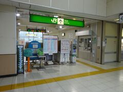 南口と北口を結ぶ自由通路に改札口がある。