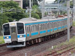 香椎駅から歩いて5分ほどの香椎カーブと呼ばれる陸橋脇へ到着です。

ちょうど415系のステンレス車がやって来ました。
熊本まで直通するロングランする普通列車です。