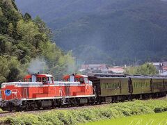 湯田温泉で撮影した後、列車を追いかけ途中の停車が時間を利用して先回りします。
普段なら長門峡あたりで撮影出来るのですが、今日はイベントとあって撮影者も多いので先を急ぎ徳佐まで向かいました。

この作戦？のお陰でまだベストな位置で撮影出来ました。