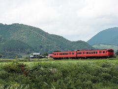 徳佐に戻ると雨が止んでいました。
上りの「DLやまぐち」号をどこで撮影しようかとロケハンしているとなかなか良い場所があったのでココで待つことにしたのですが、再び大粒の雨が降り出してきました。

これはヤバいと雨を避ける為に徳佐を諦め南下することにします。