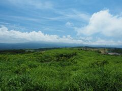 仁賀保高原。この時間は雲が多いですが鳥海山も。