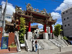 少し歩くと左手に関帝廟があります。華僑っぽい非常に派手なお寺なので、見逃すことはないはず。三国志の武将、関羽を祀るお寺で1862年まで遡ることができるようなので、非常に歴史のある場所です。