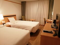 久米島空港から那覇空港へ。

2泊する、国際通りに面した「ホテルロイヤルオリオン」にチェックイン。
バスルームはゆとりあるけど、ツインルームはスーツケースが広げられない狭さ。
