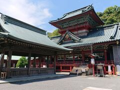 こちらは神部神社です。
昨日見た東照宮のように鮮やかな彫刻が豪華です。
