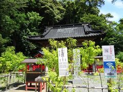 こちらは少彦名神社。
木で隠れてしまっていますが、こちらも極彩色できれいです。
重要文化財です。

祭神は少彦名命で無病息災、病気平癒、技芸上達のご利益があるそうです。