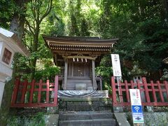 こちらはスルーしてしまいそうな小ささの玉鉾神社。
シンプルなデザインです。
本居宣長や平田篤胤などの偉人が主祭神になっているのがおもしろいです。
学業成就や受験合格のご利益があるそうです。
確かに偉人にあやかって頭よくなりそう！

