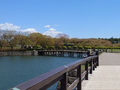 橋を渡って公園内へ