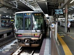 11時50分　東海道線「大阪」駅。

『コスモスクエア』は、大阪メトロの停車場です。なので、まずは快速電車に乗って「大阪」へと移動します。。