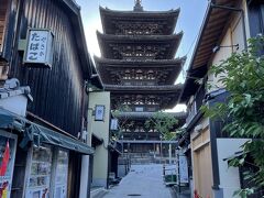 京都らしい景色が楽しめるのも、東山エリアの特徴。朝からランニングで散策です！いい天気、誰もいない風景、写真撮り放題です！！（こちらは八坂の塔。昼間は人でごった返しています。）