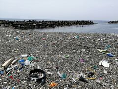 店に隣接する、甲楽城海水浴場。
昨年はコロナで遊泳禁止だったせいか、ビーチはゴミだらけで悲しそう。
海はすっごくきれいなのに。