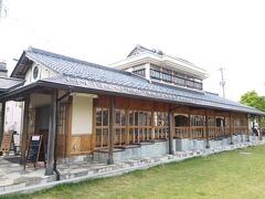 足湯の「芦湯」は、年中無休で長時間オープン＆無料♪

足湯とは思えない、立派な建物の中には・・