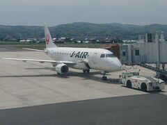 出雲空港にはエンブラエル170が駐機してました。